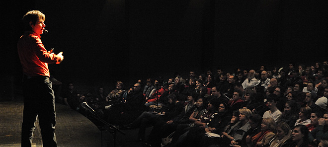 Sébastien Gauthier durant une présentation de la conférence 2012, comment survicre au discours pseudo-scientifique?