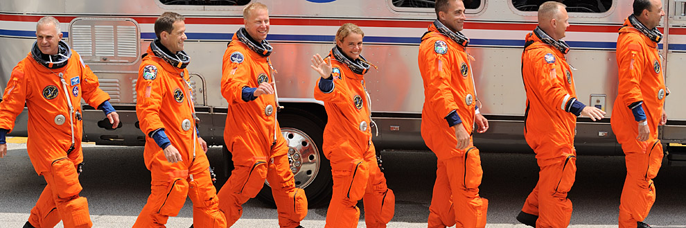 Cosmagora - STS-127 - Sortie des astronautes avec Julie Payette